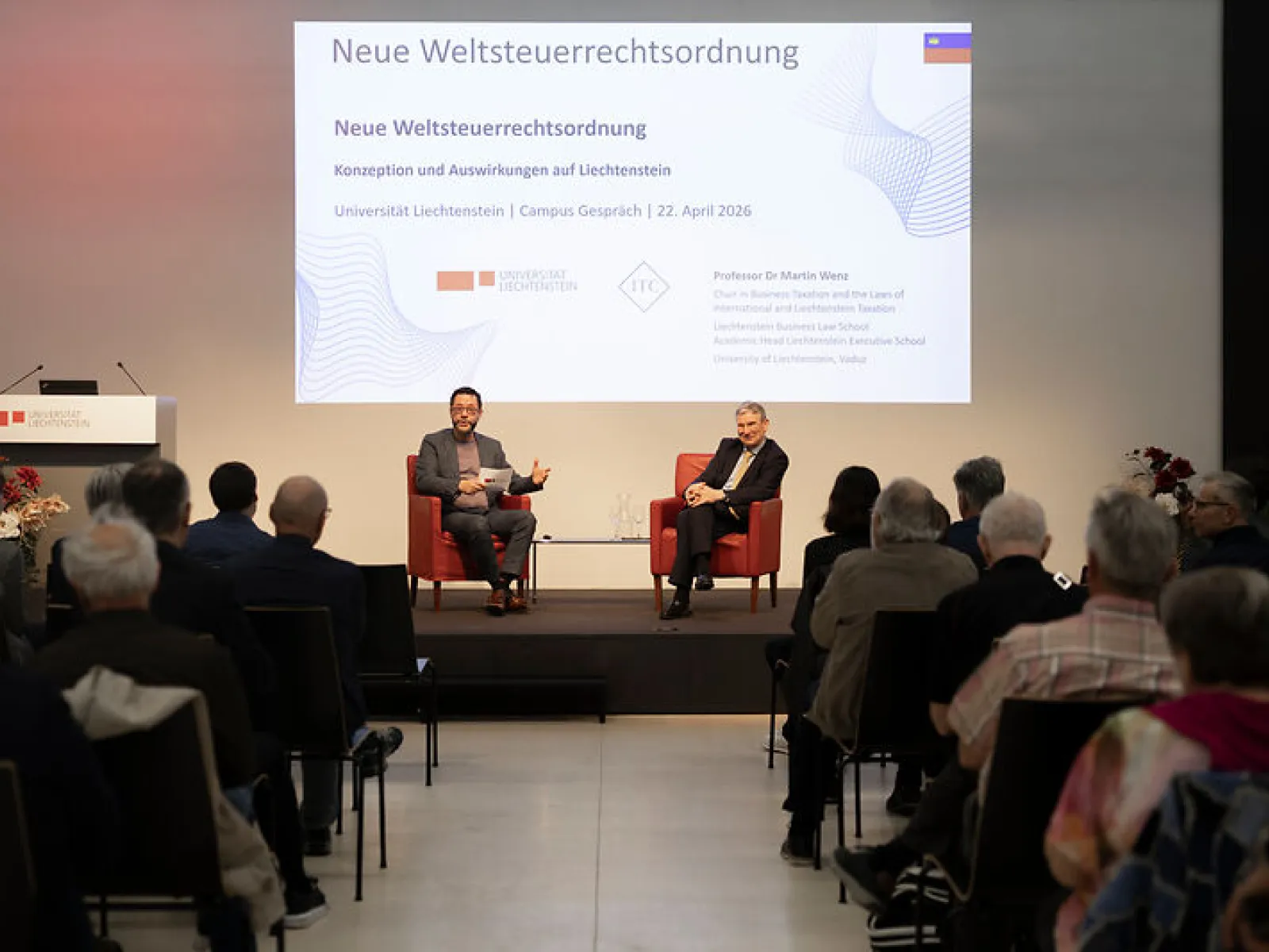 Bühnengespräch mit Präsentation vor Publikum beim Campus-Gespräch der Universität Liechtenstein