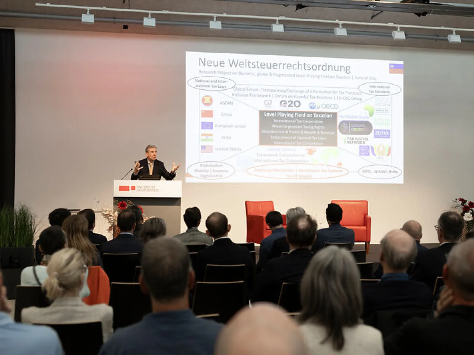 Publikum verfolgt eine Präsentation beim Campus-Gespräch der Universität Liechtenstein