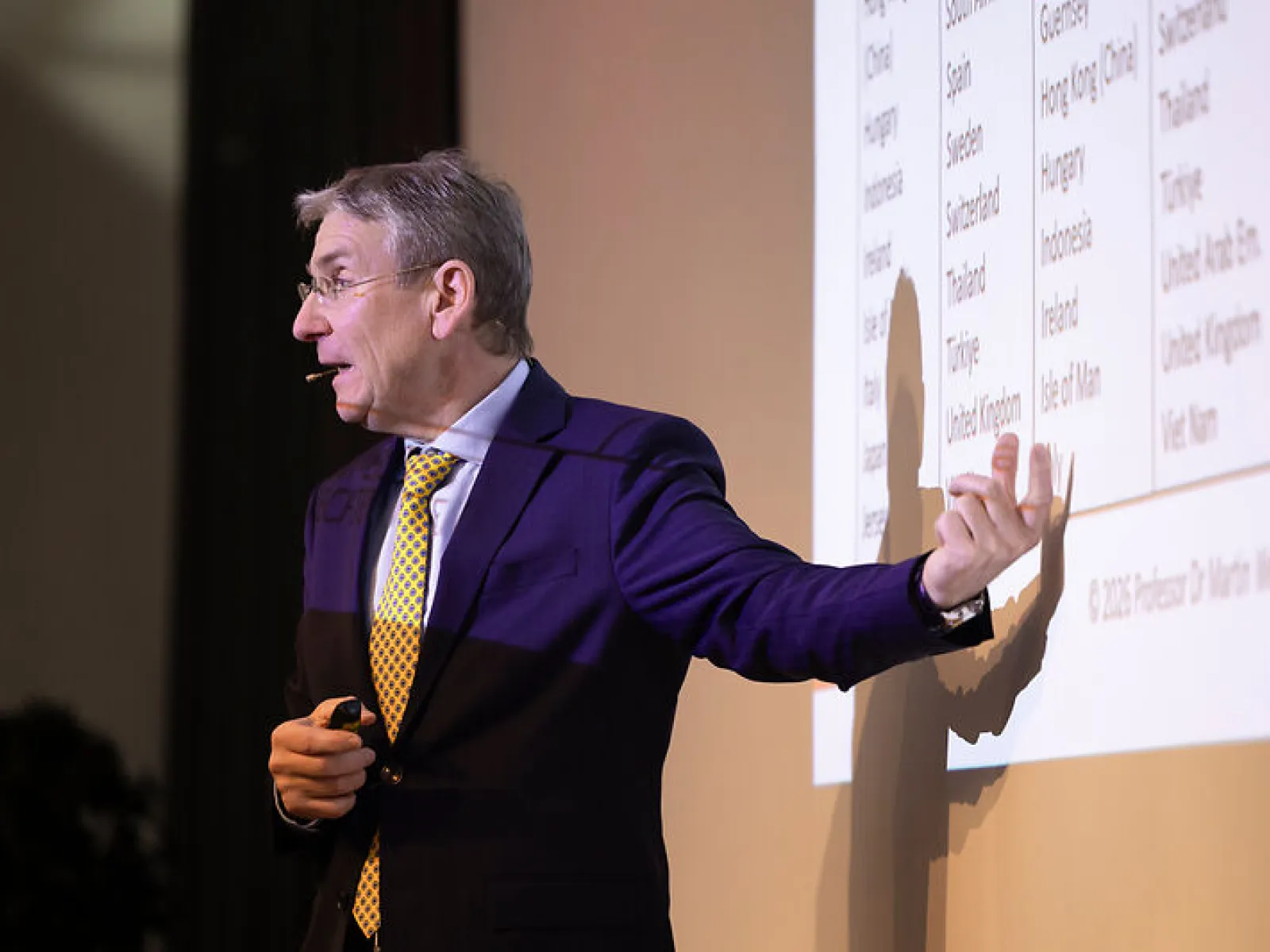 Redner gestikuliert während einer Präsentation beim Campus-Gespräch der Universität Liechtenstein