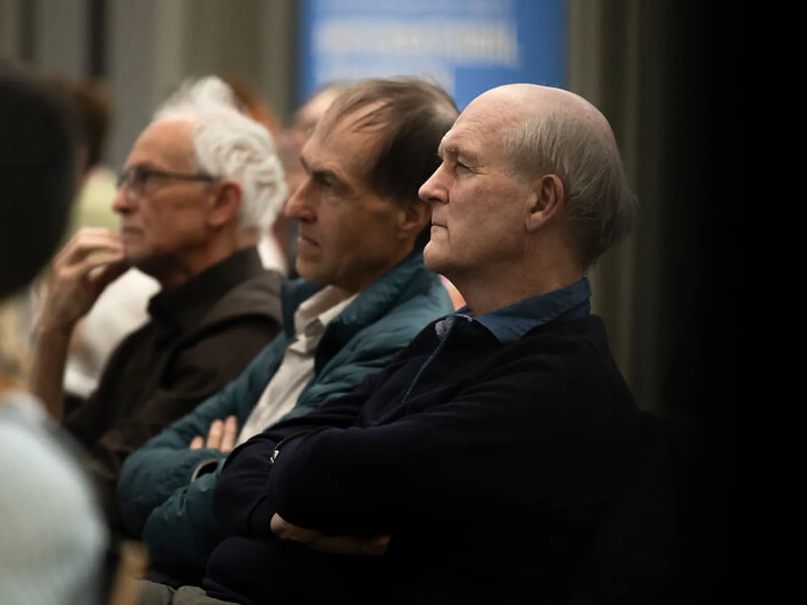 Gäste verfolgen aufmerksam das Campus-Gespräch der Universität Liechtenstein