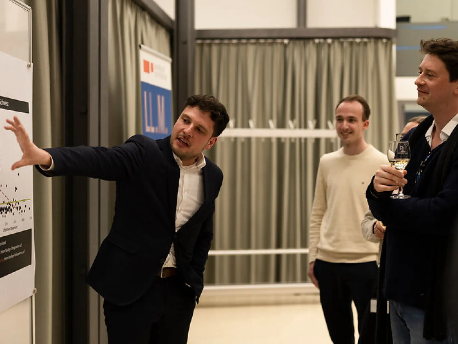Redner gestikuliert während einer Präsentation vor Gästen beim Campus-Gespräch