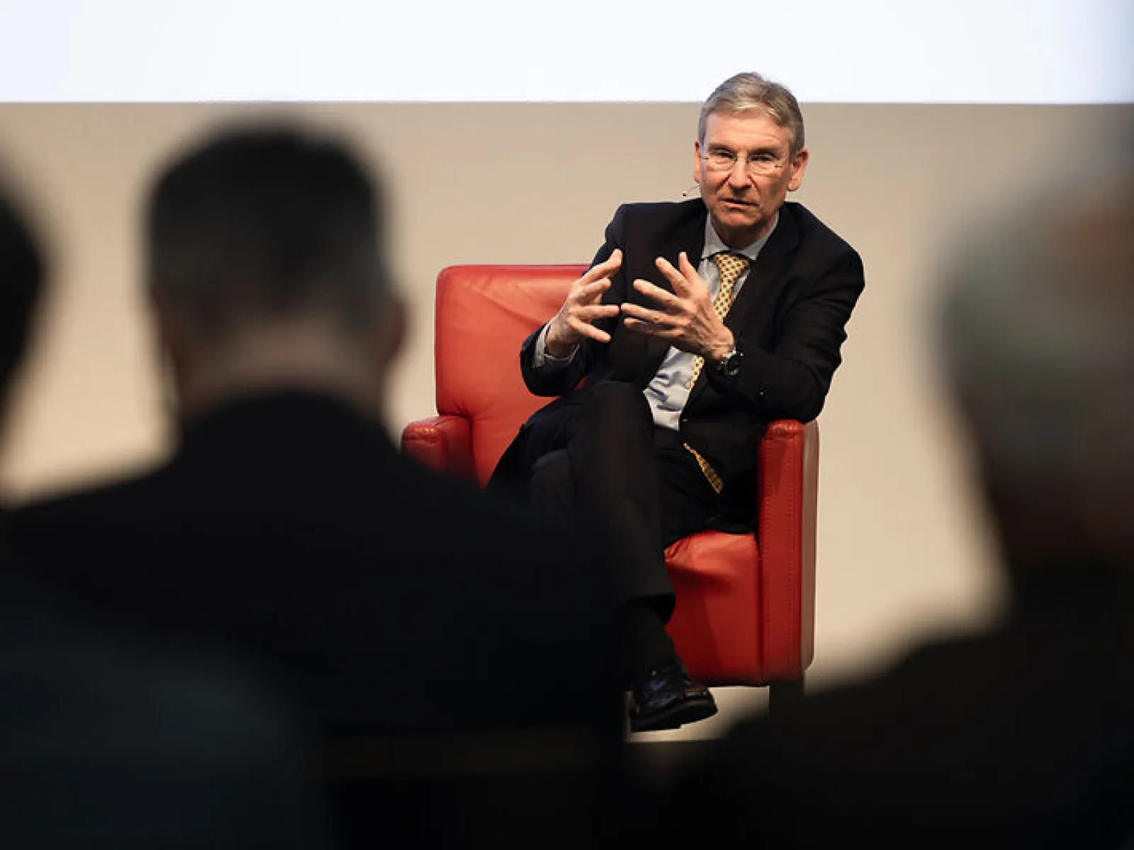 Gesprächspartner spricht im roten Sessel beim Campus-Gespräch der Universität Liechtenstein