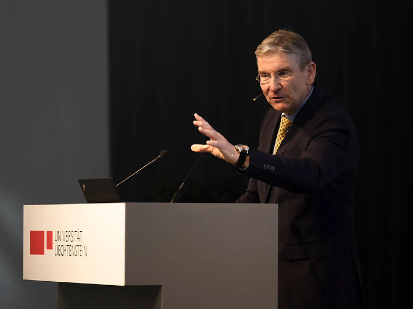 Redner gestikuliert während eines Vortrags beim Campus-Gespräch der Universität Liechtenstein