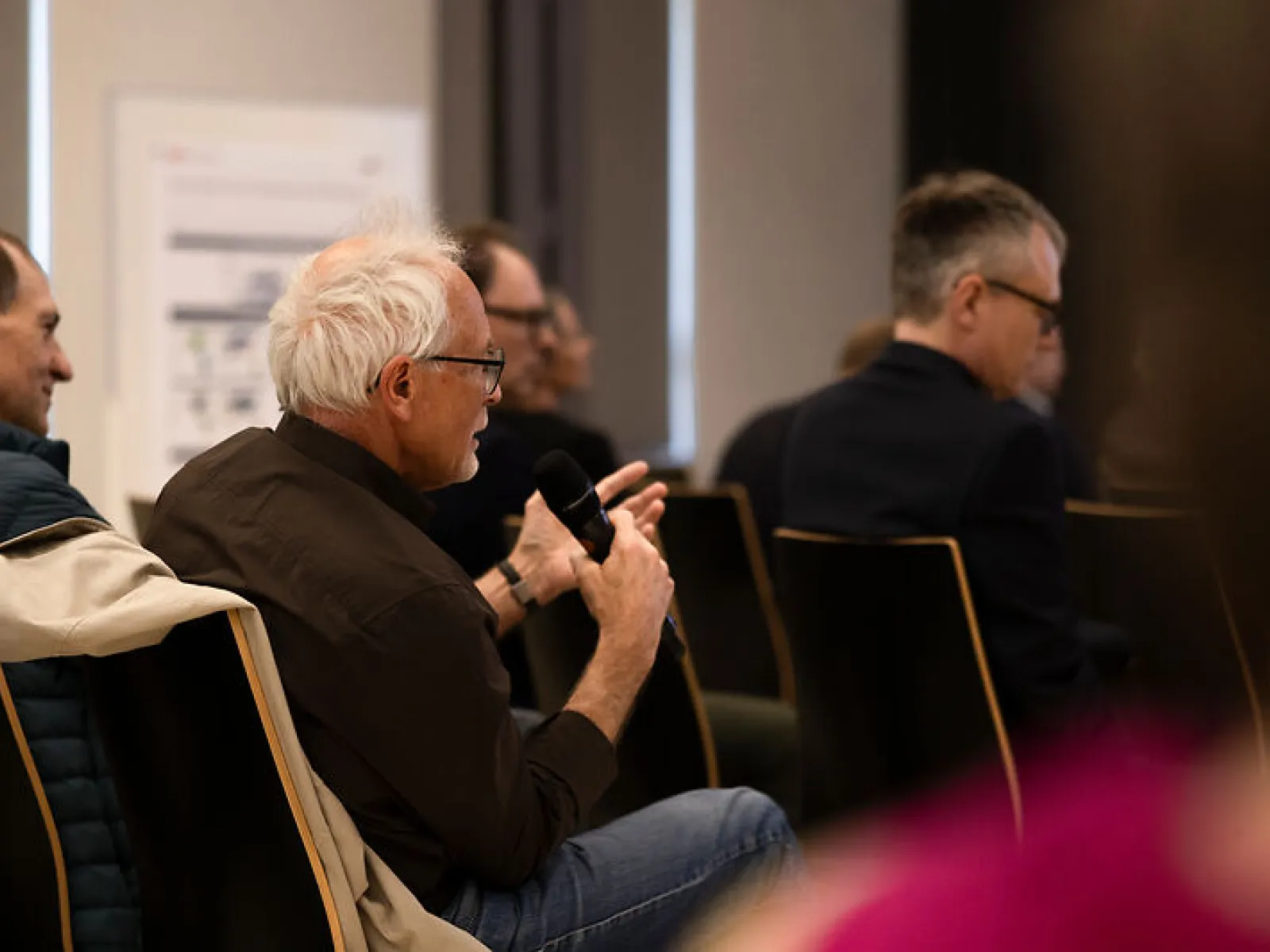 Besucher stellt eine Frage beim Campus-Gespräch der Universität Liechtenstein