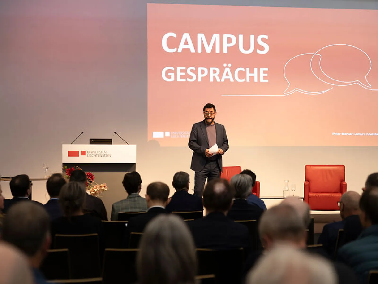 Redner spricht vor Publikum beim Campus-Gespräch der Universität Liechtenstein