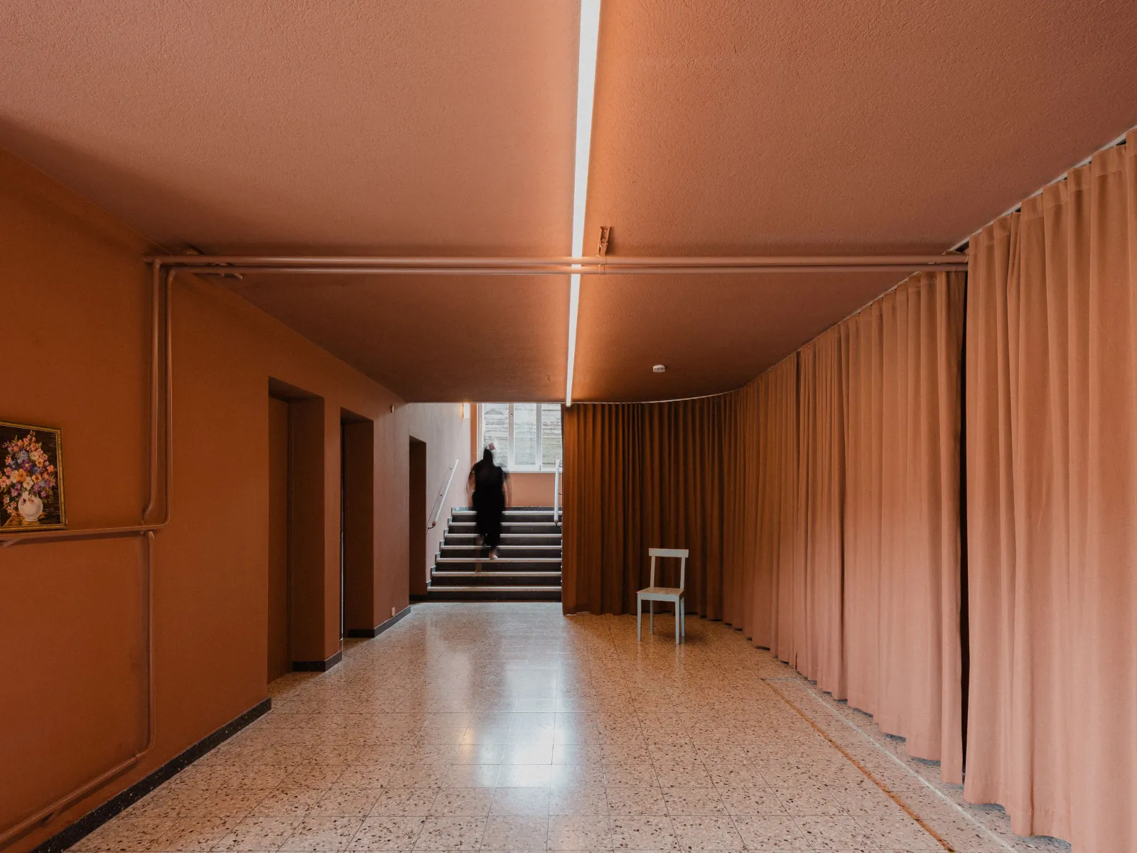 Ein rosafarbener Gang mit Vorhängen