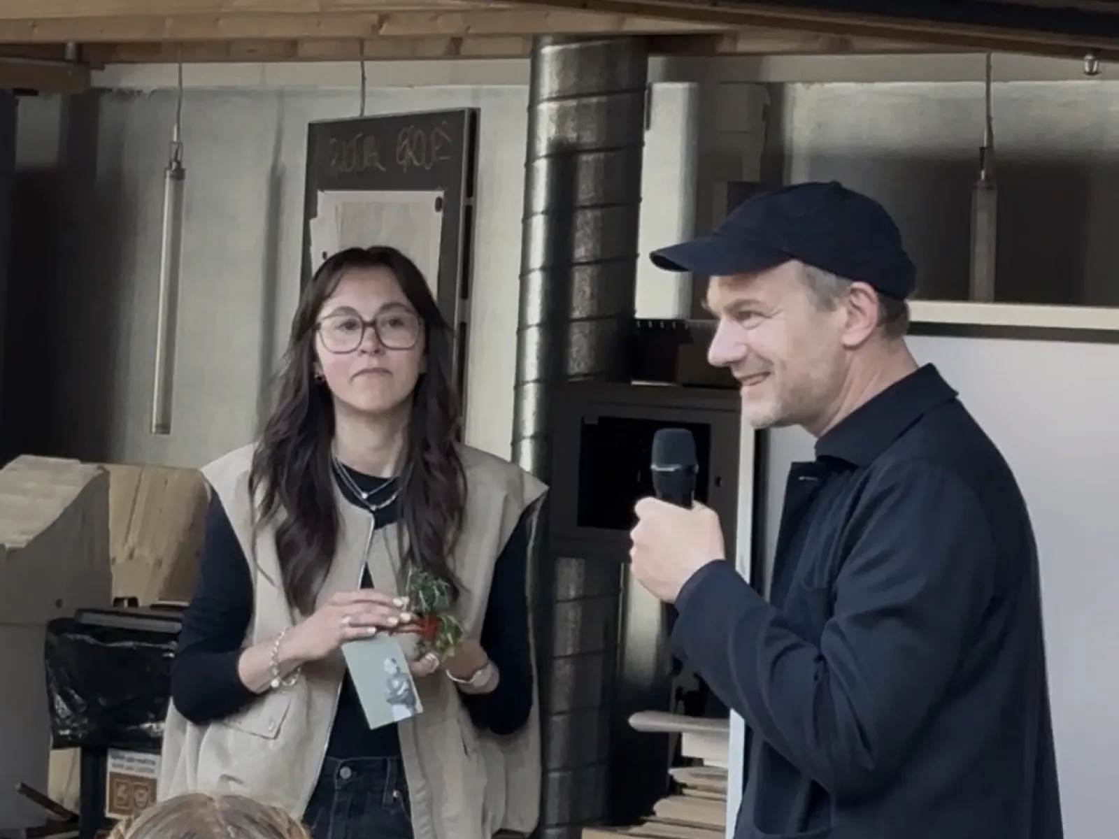 Zwei Personen mit einem Mikrofon