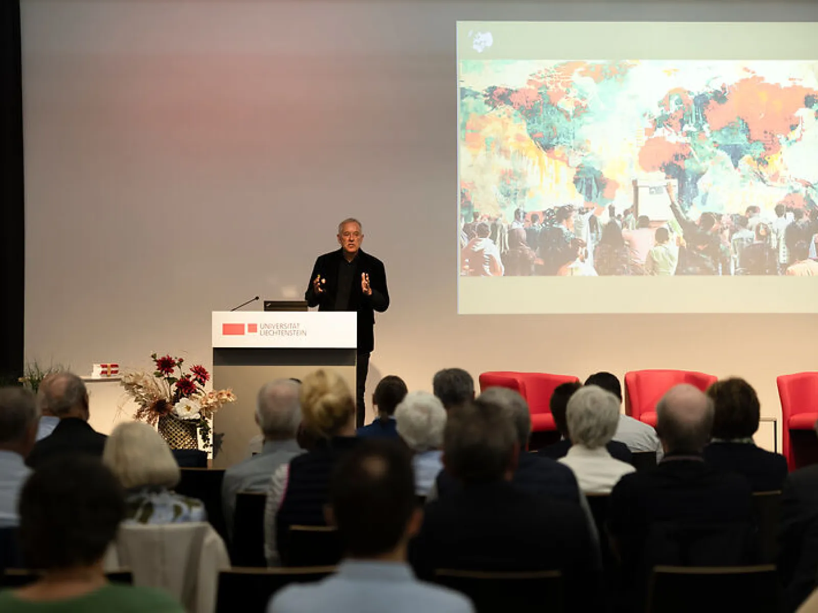 Redner präsentiert vor Publikum beim Campus-Gespräch an der Universität Liechtenstein