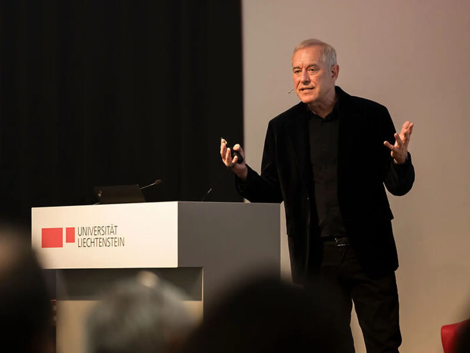 Bruno Kaufmann spricht beim Campus-Gespräch an der Universität Liechtenstein