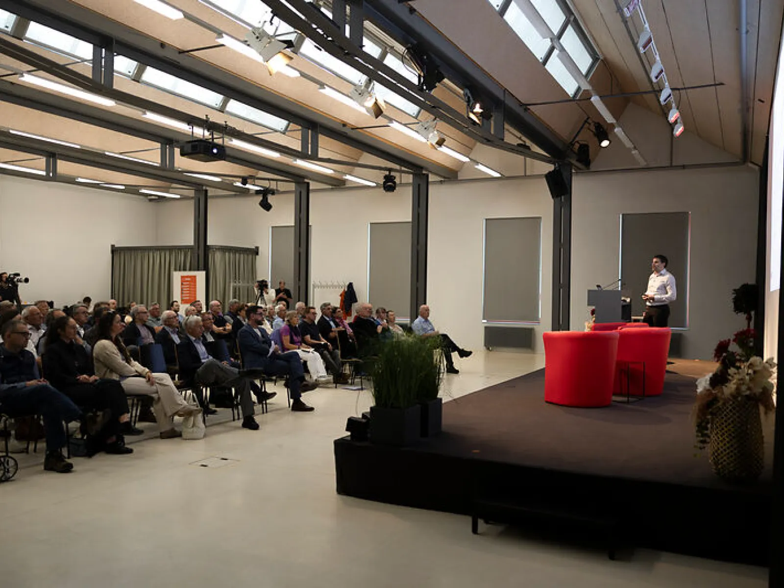 Publikum verfolgt ein Bühnengespräch mit zwei Gesprächspartnern an der Universität Liechtenstein
