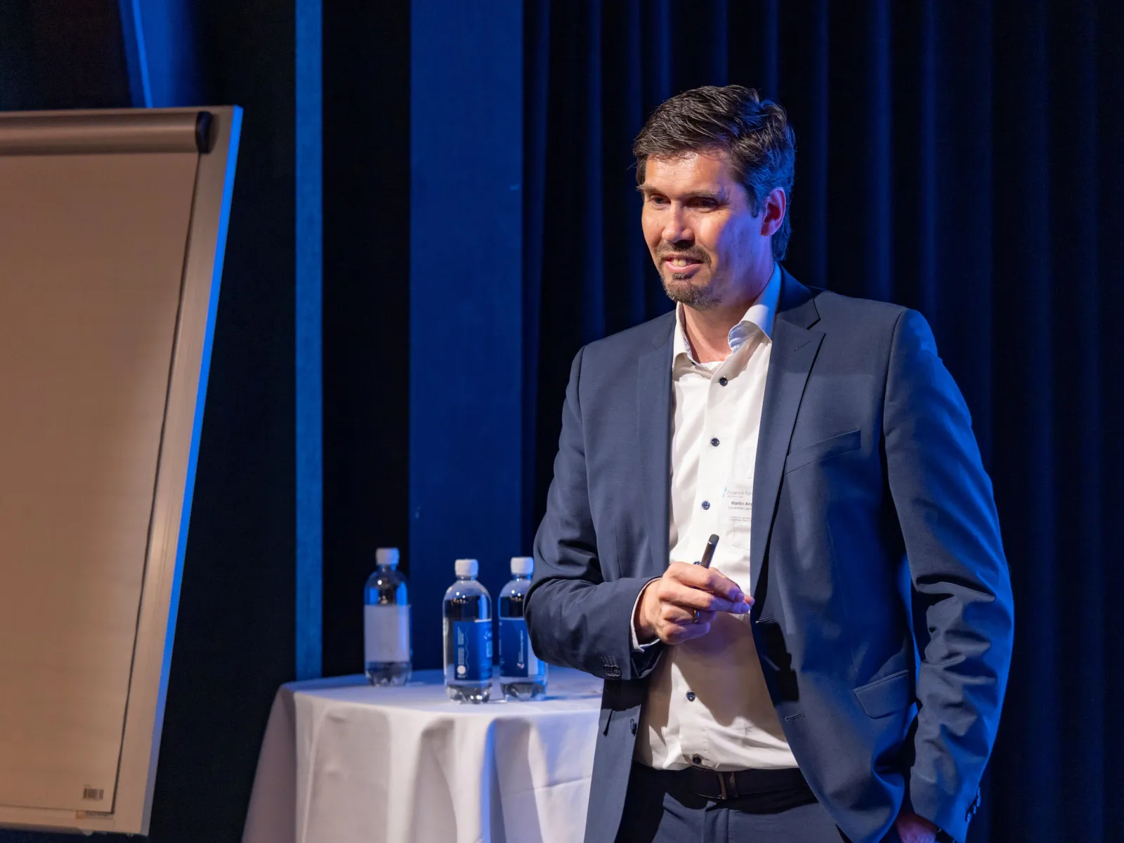 Referent hält einen Vortrag beim Finance Forum 2026