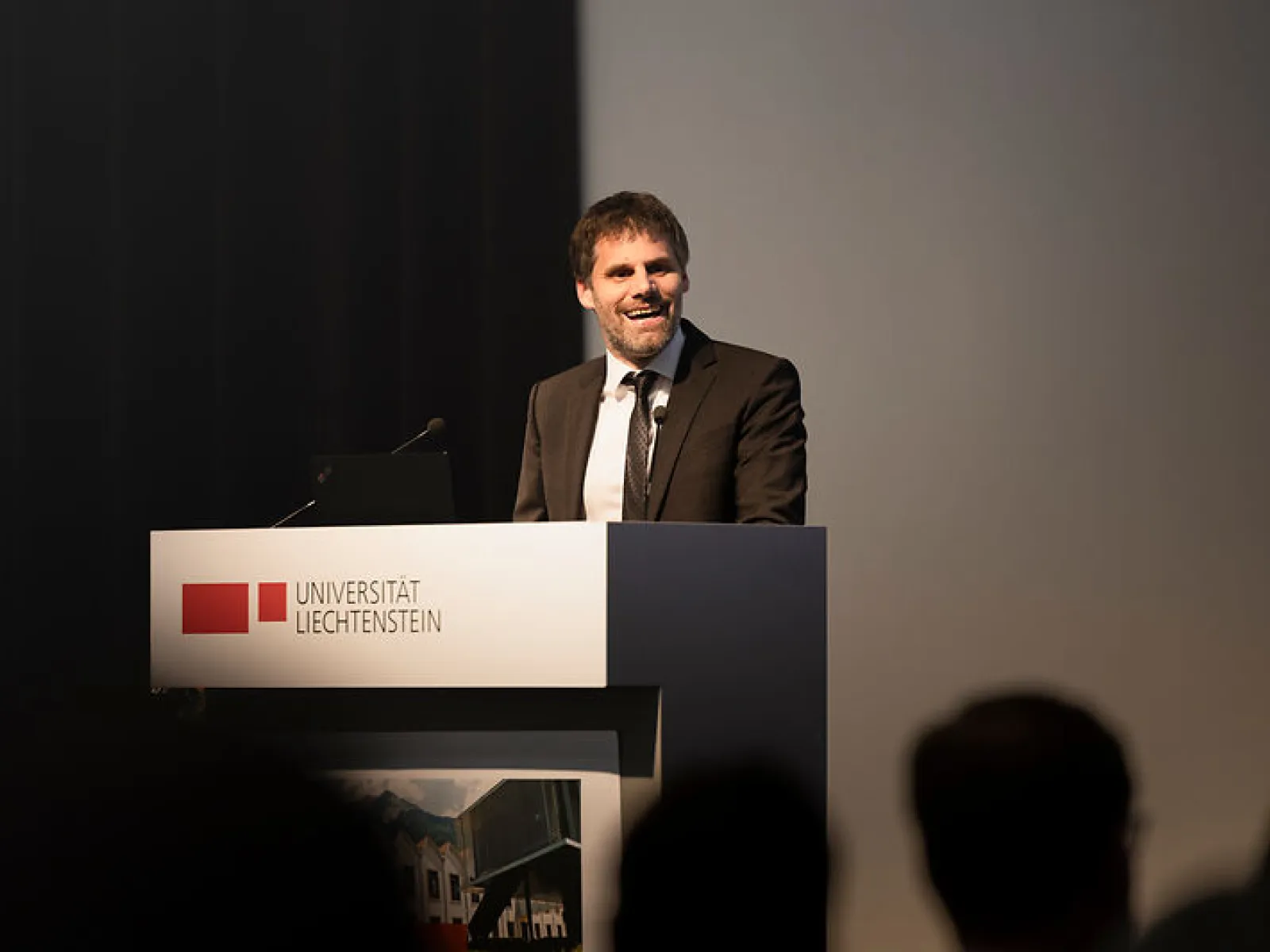 Dozent spricht bei einer Antrittsvorlesung an der Universität Liechtenstein