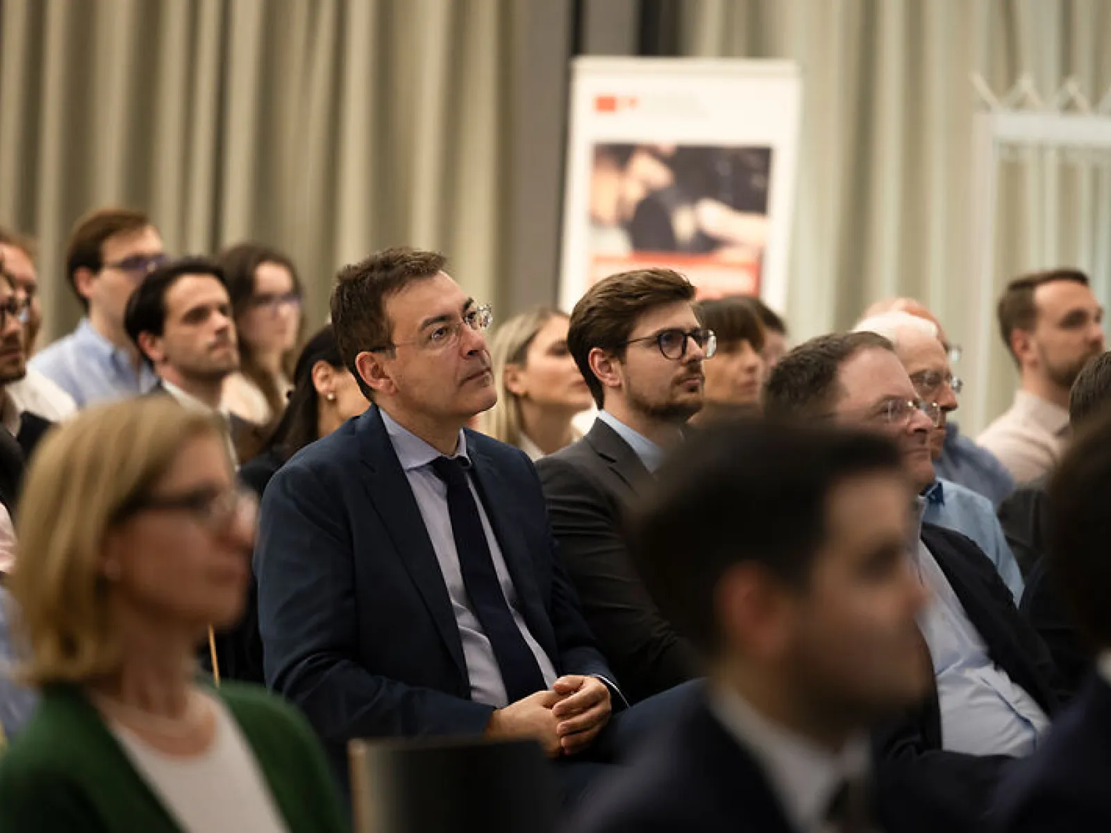 Publikum verfolgt eine Antrittsvorlesung an der Universität Liechtenstein