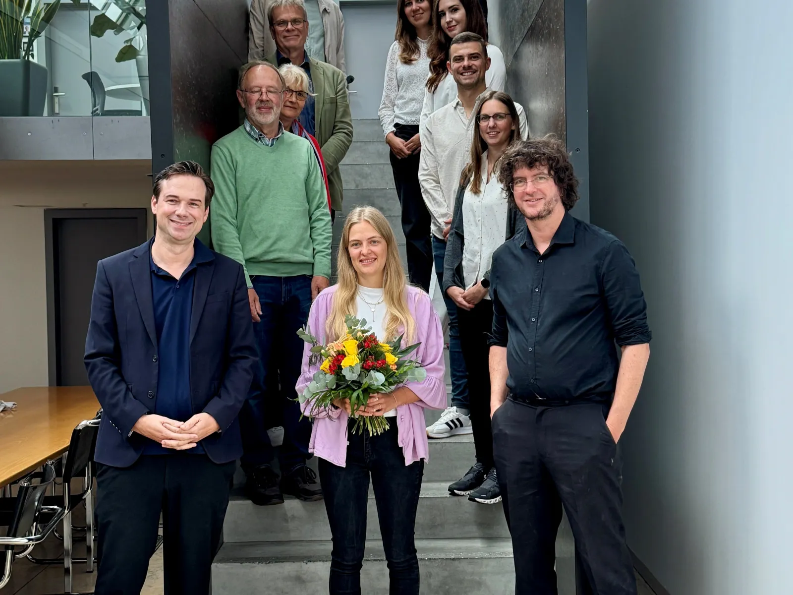 Gruppenfoto nach erfolgreicher Dissertation an der Universität Liechtenstein