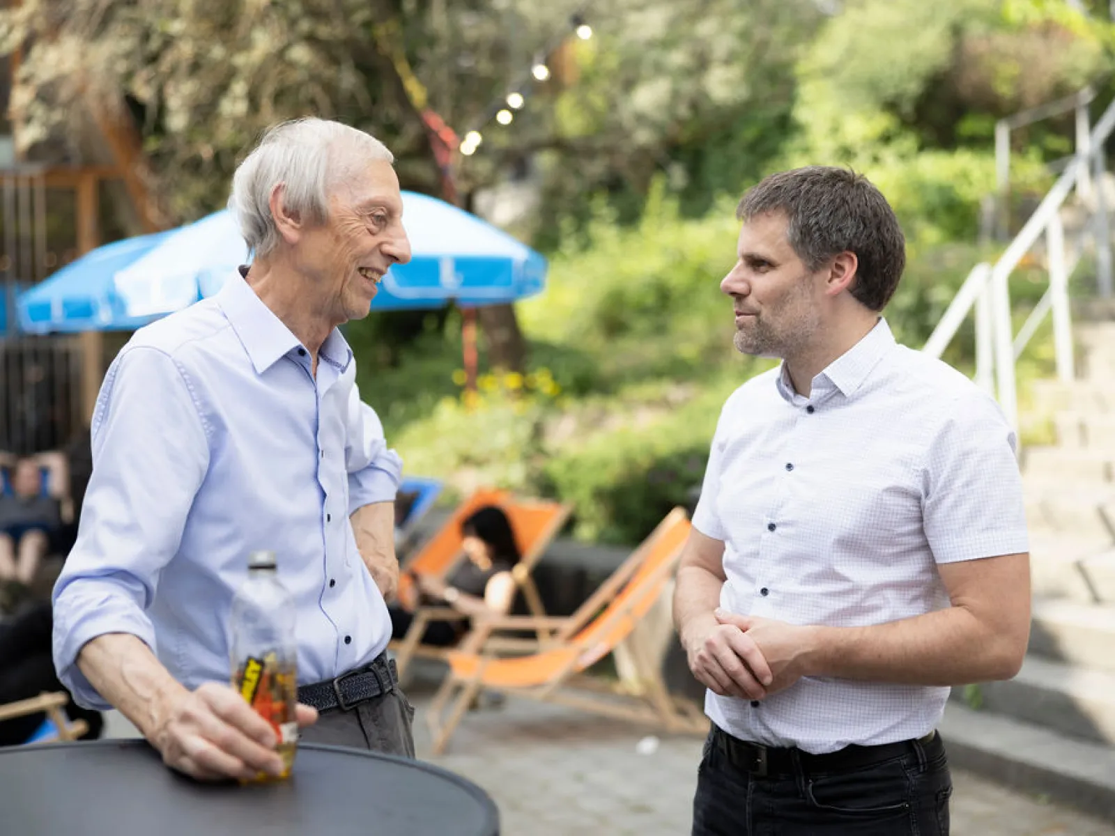 Sommerfest 2026 - Rektor mit einem der ersten Alumni