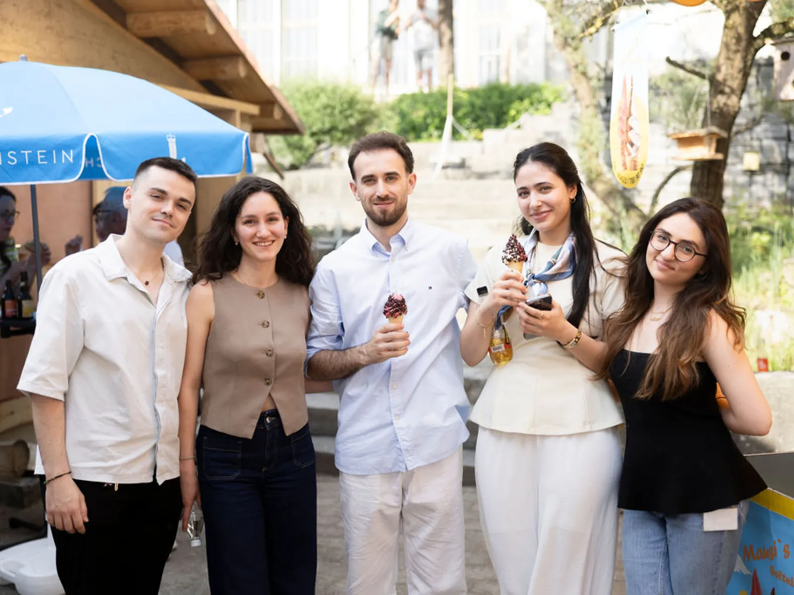 Sommerfest 2026 - Studierende mit Softeis