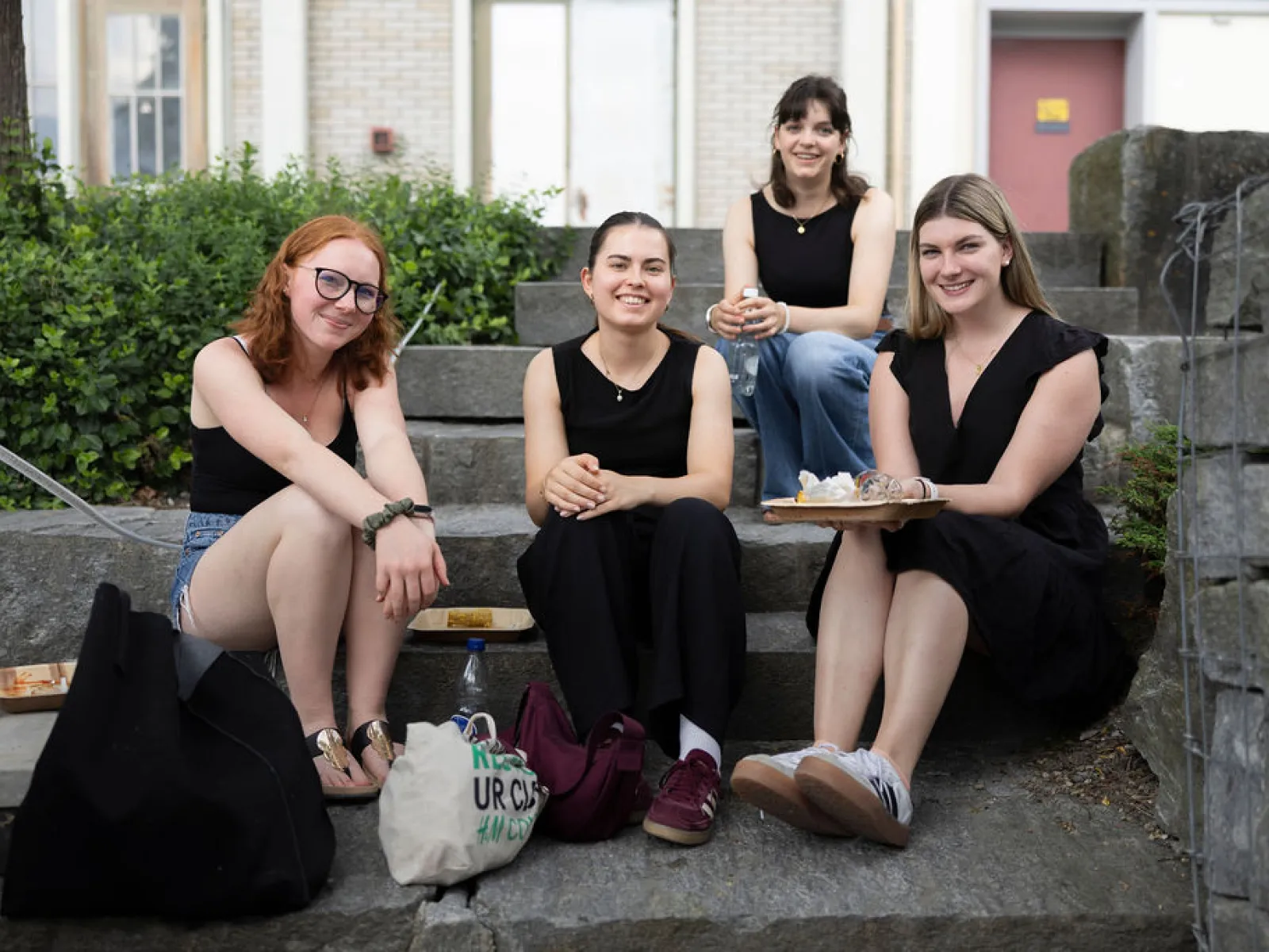 Sommerfest 2026 - Studierende auf der Aussentreppe