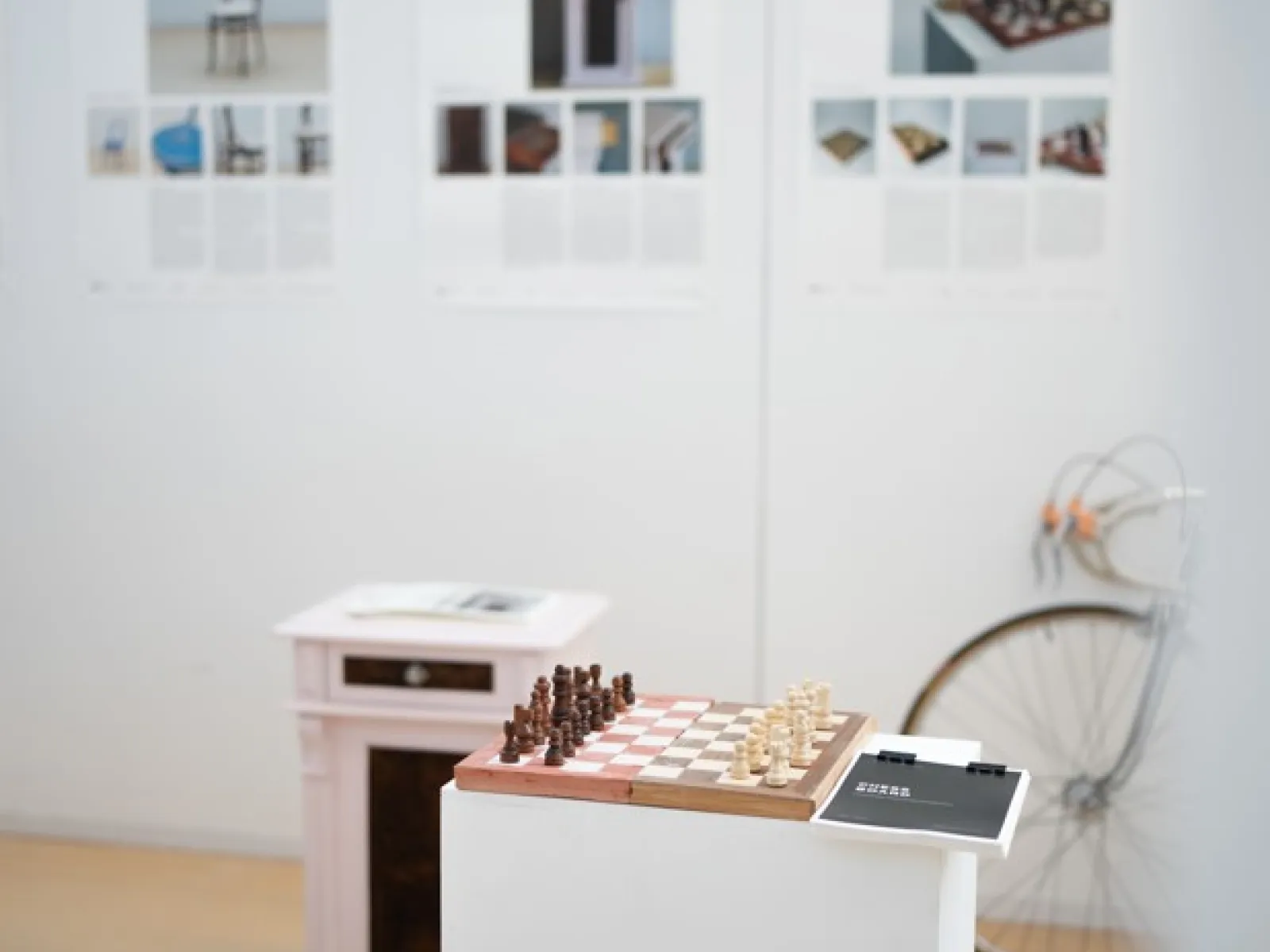 Ausstellung mit einem Schachbrett im Vordergrund