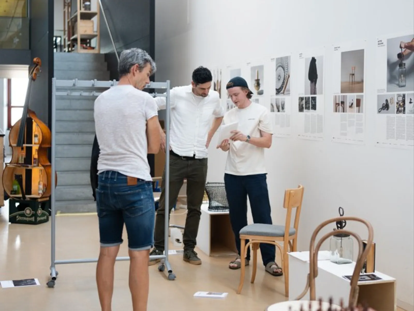 Mehrere Menschen stehen in einer Ausstellung mit Alltagsgegenständen 