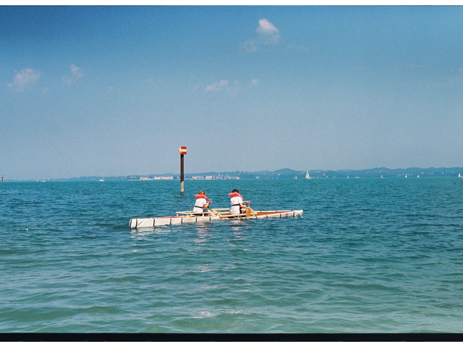 Ein selbstgebautes Boot in einem See. 