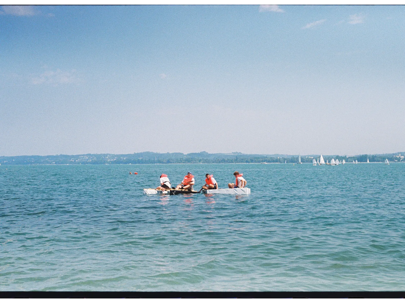 Ein selbstgebautes Boot in einem See. 