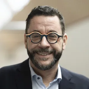 Mitarbeiter:in