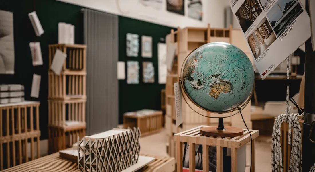 Ein Raum mit Architekturmodellen und einem Globus im Vordergrund