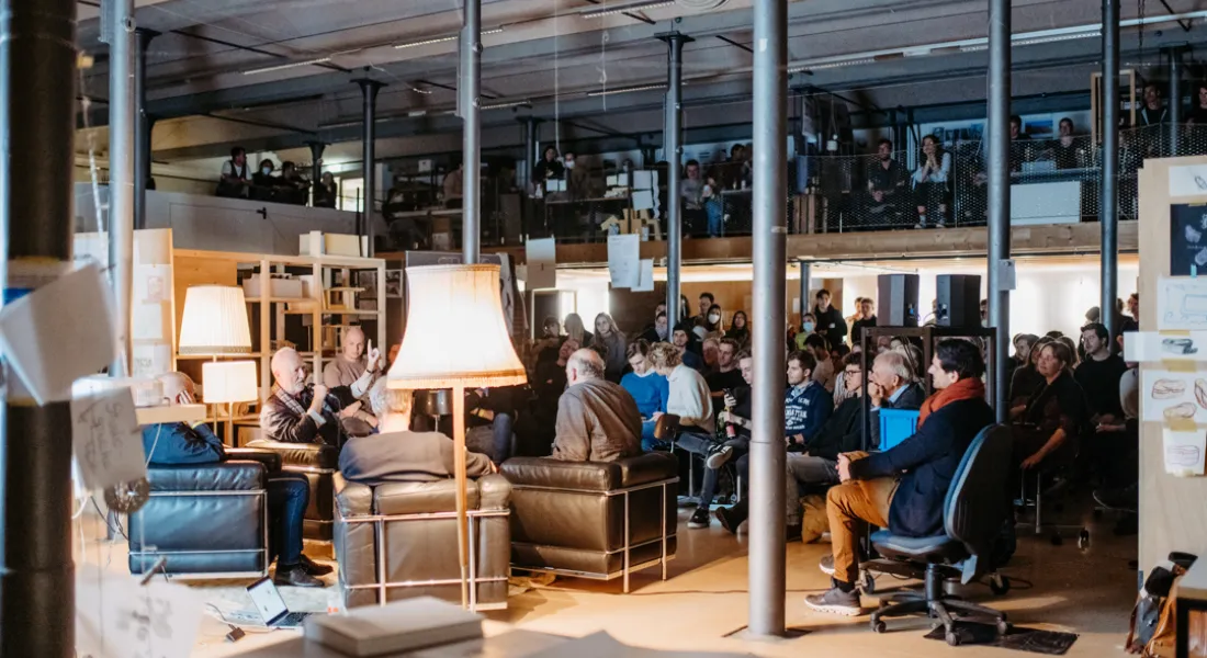 Volles Atelier der Liechtenstein School of Architecture bei einem Gespräch mit Peter Zumthor und Jürg Conzett