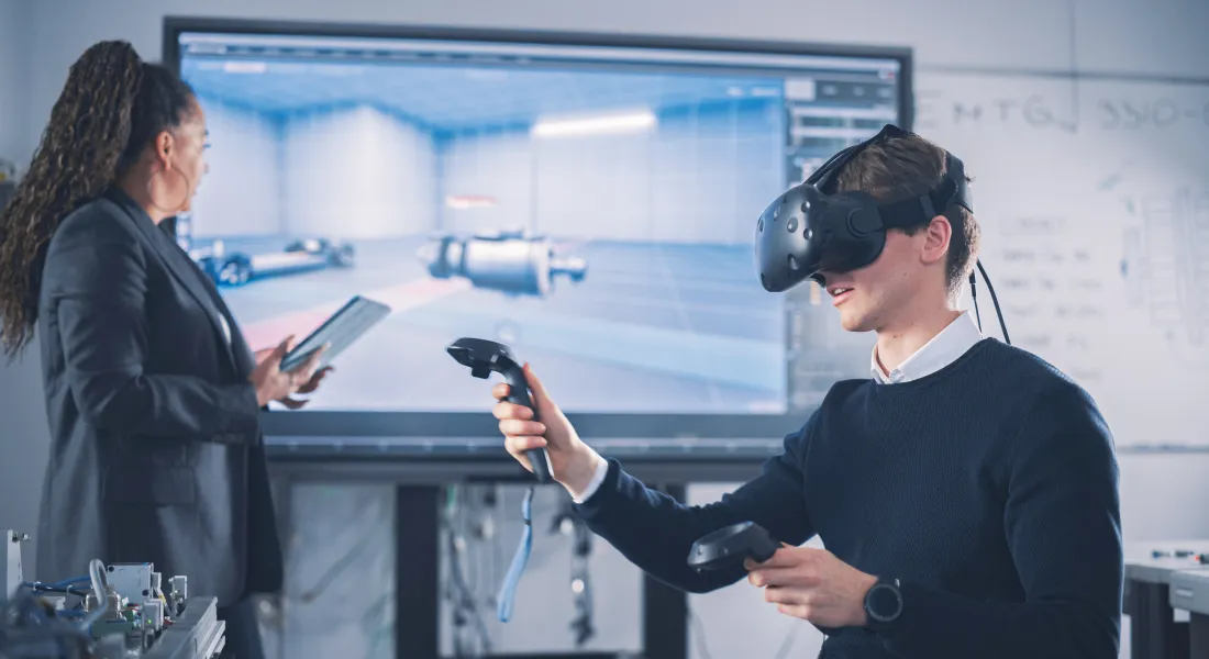 PhD Studierende der Universität Liechtenstein arbeiten mit Virtual Reality Technologie im Forschungslabor für Information Systems.