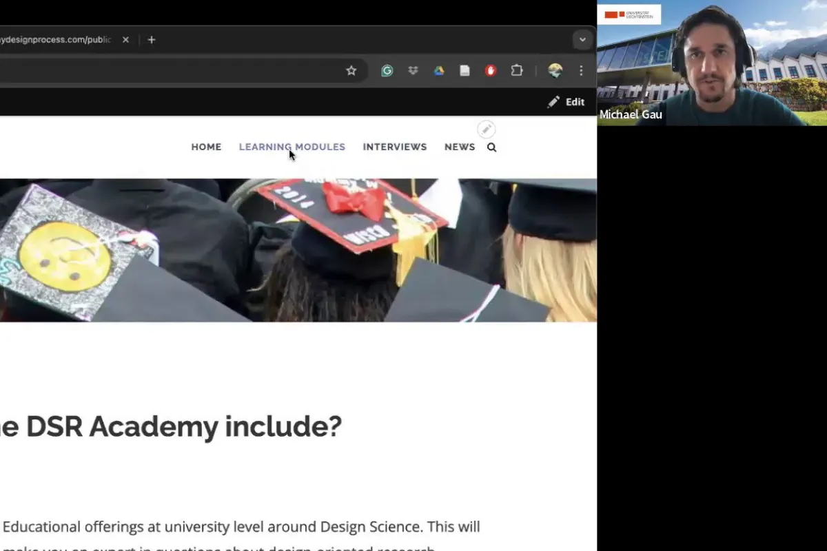 Ein Screenshot zeigt eine Online-Präsentation mit einem Bild von Absolventenhüten und einem Mann in einem Videoanruf. Oben sind Navigationslinks der Website sichtbar.