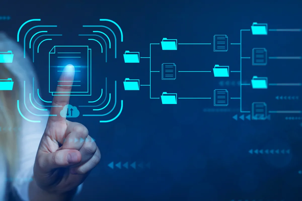 Finger tippt auf digitale Ordnerstruktur mit Cloud-Symbolen.