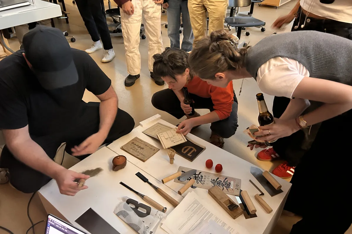 Teilnehmende betrachten ausgestellte Werkzeuge.