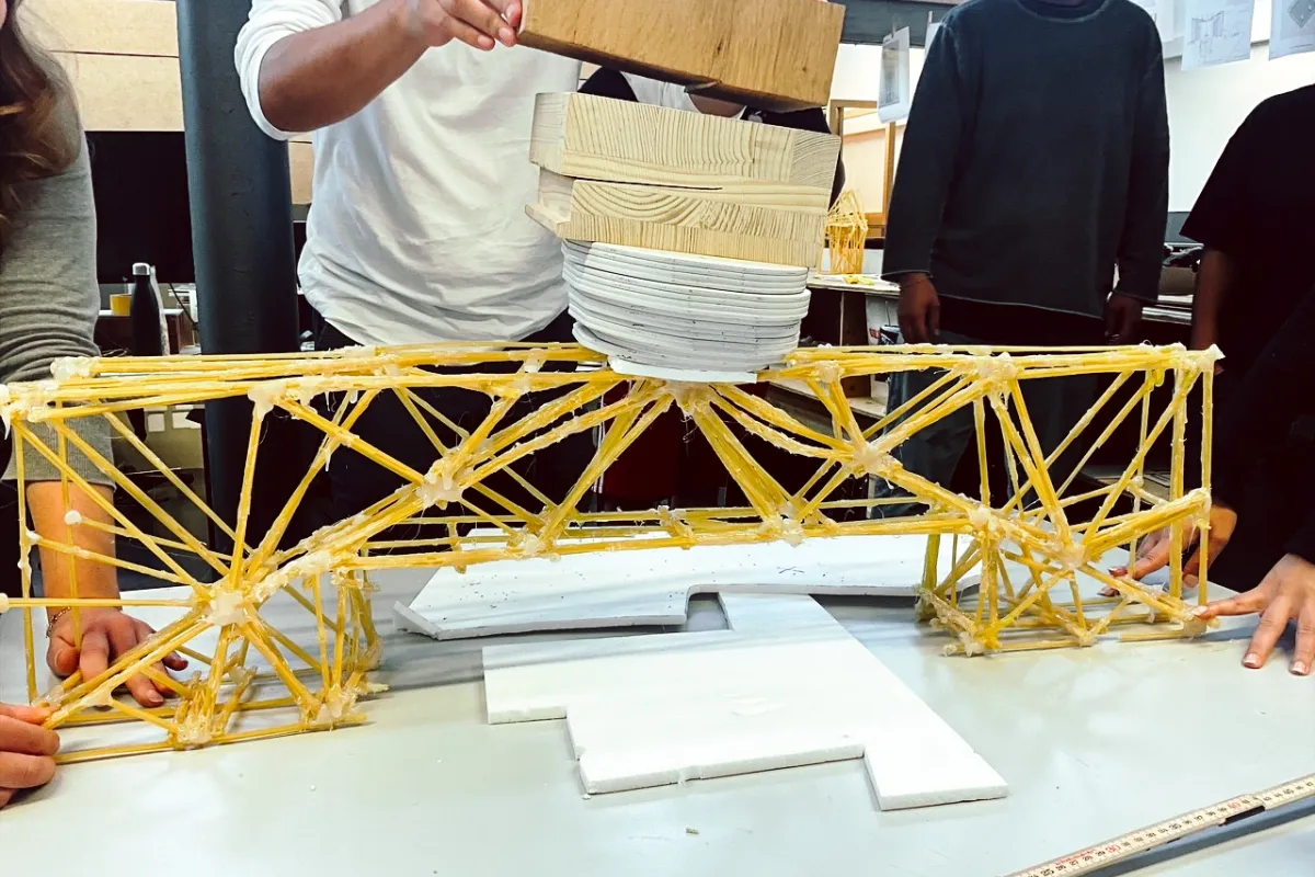 Brücke aus Spaghettinudeln mit Menschen im Hintergrund