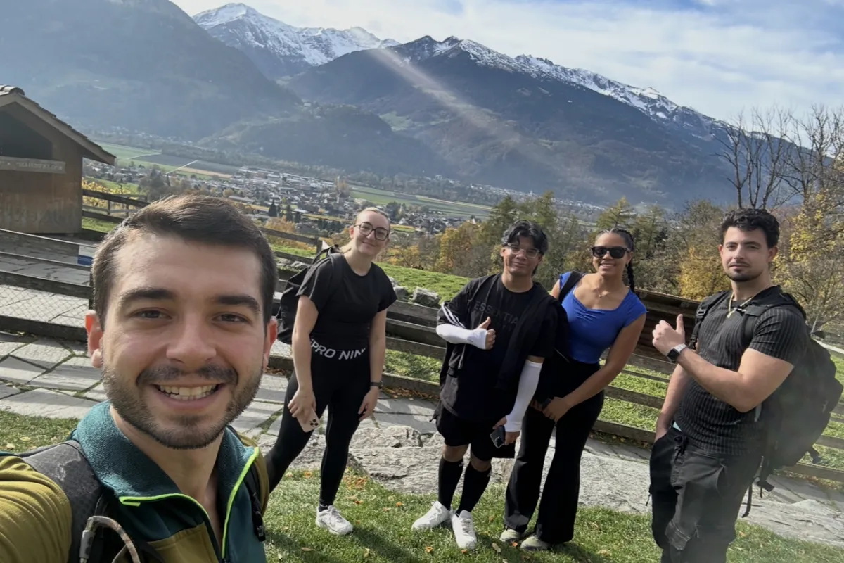 Selfie des Autors mit Freunden mit den Alpen im Hintergrund