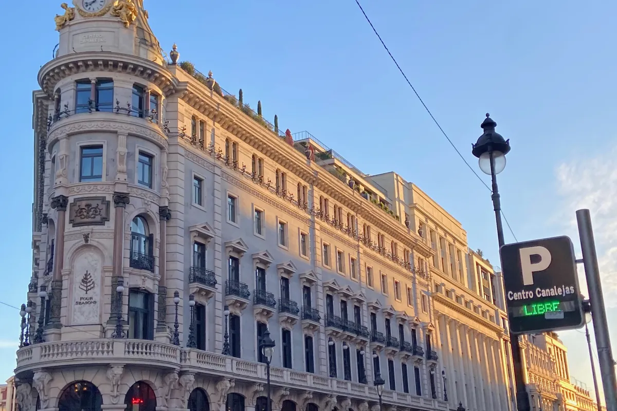 Grosses mit Stuck versehenes Wohnhaus in der Madrider Innenstadt