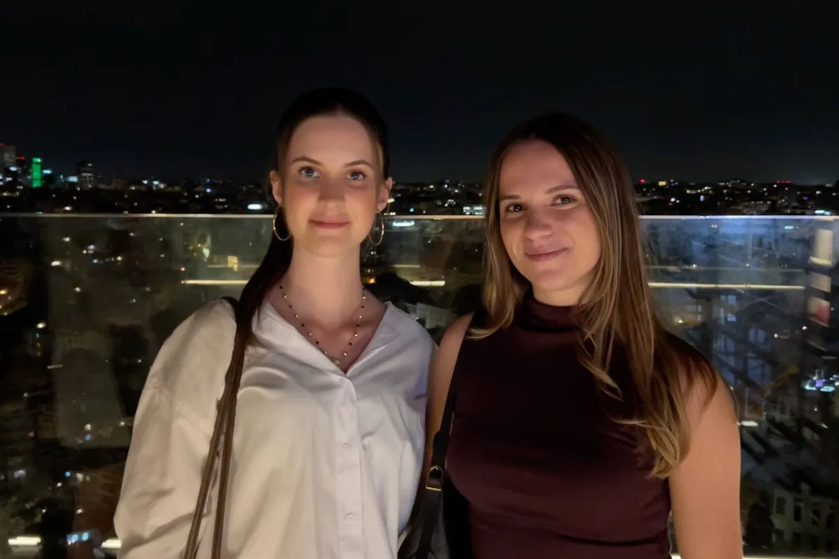 Die Autorin mit einer Freundin