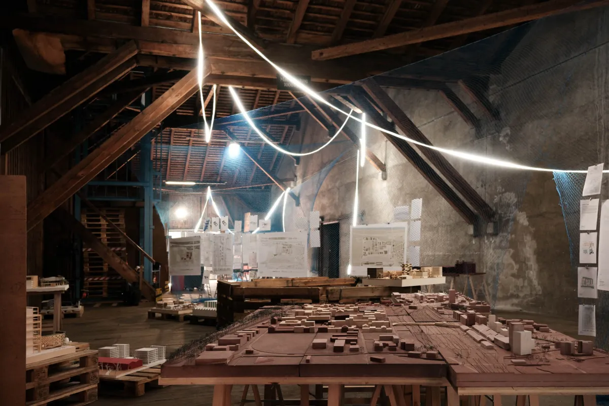 Ein Dachgeschoss mit Architekturmodellen 