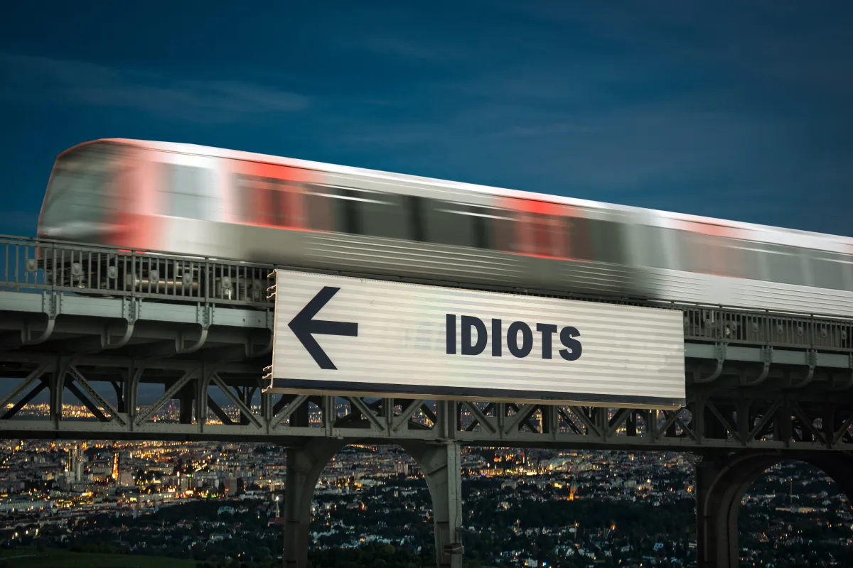 Ein Schild mit Pfeil vor einer vorbeifahrenden Bahn