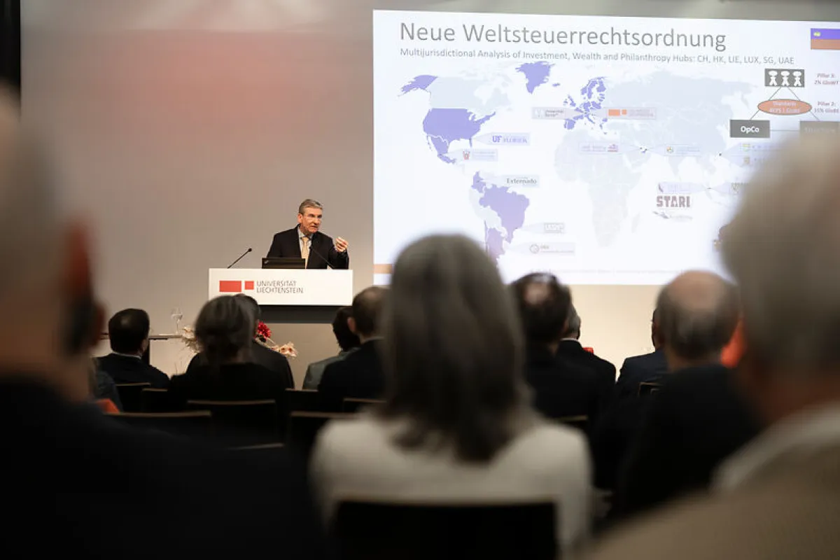 Redner präsentiert vor Publikum beim Campus-Gespräch der Universität Liechtenstein