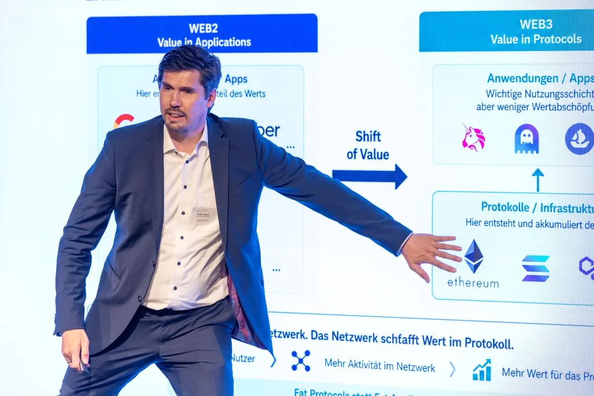 Referent erklärt Finanzthemen anhand einer Präsentation beim Finance Forum 2026