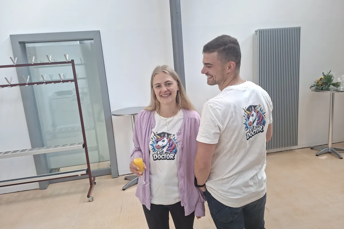 Doktorandin im Gespräch nach ihrer Dissertation an der Universität Liechtenstein