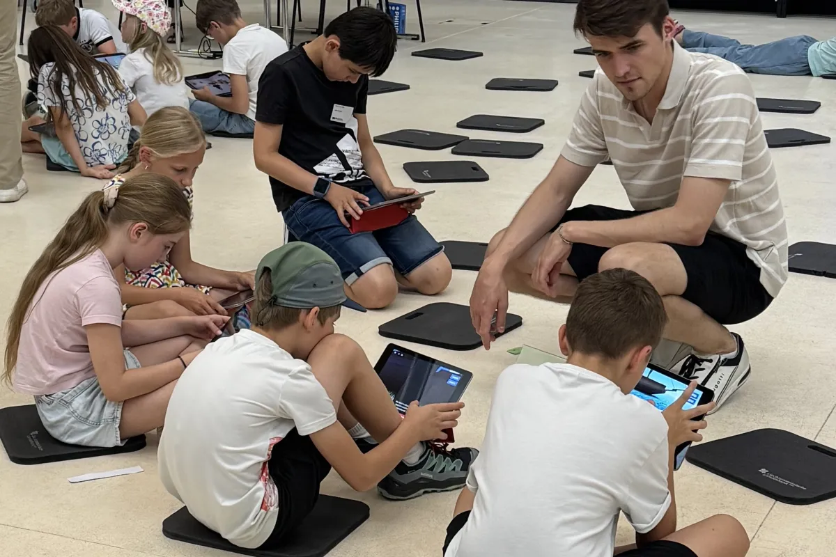 Gruppe von Kindern hören dem Lehrer zu