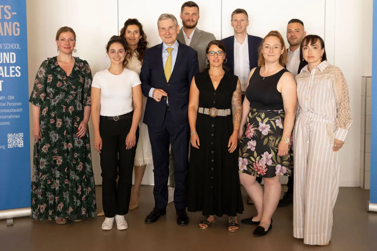 Erfolgreiche Studenabsolventen mit Studiengangsleiter Martin Wenz