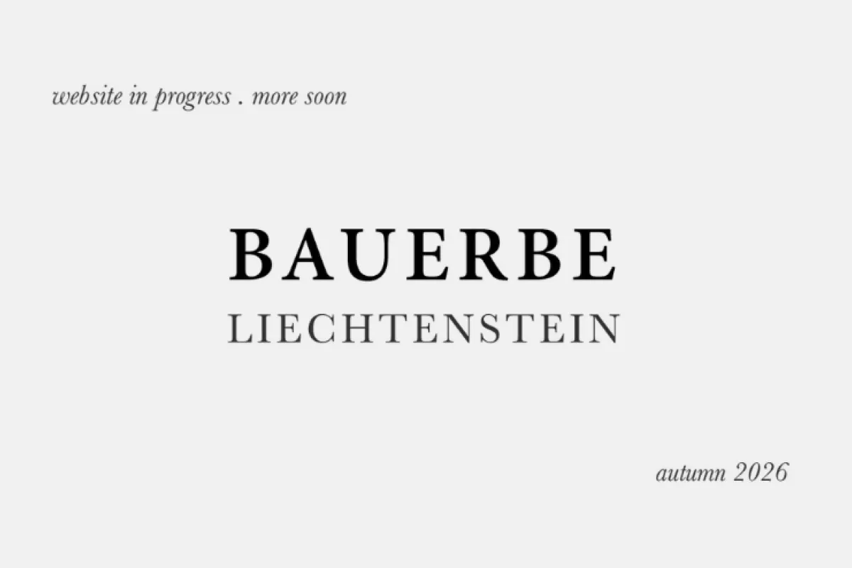Graue Kachel mit dem Titel "Bauerbe Liechtenstein"