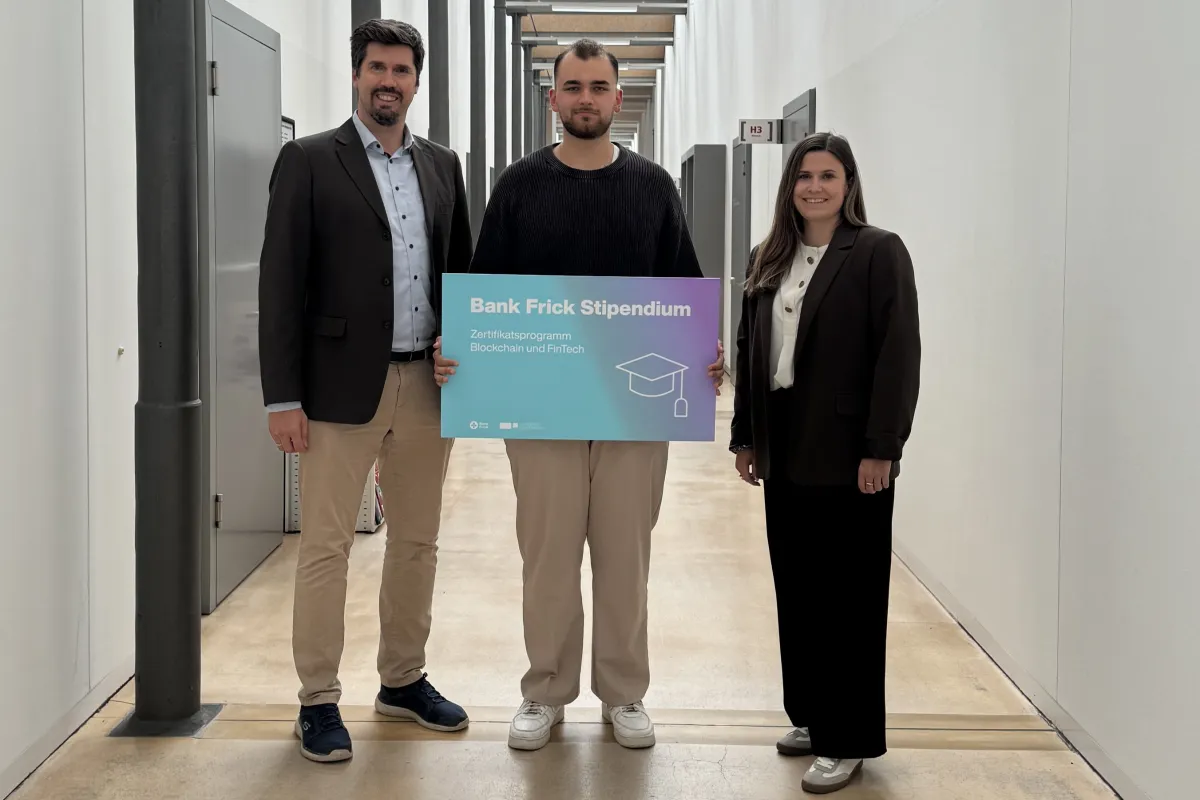 Stipendiat Luca George (mitte) zusammen mit Martin Angerer und Vertreterin Bank Frick