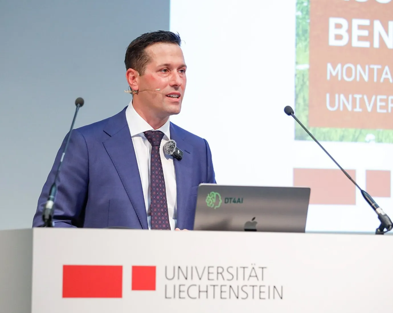 Professor Benjamin van Giffen hält seine Antrittsvorlesung an der Universität Liechtenstein zum Thema 'Tradition trifft Technologie' im Bereich Informationssysteme und digitale Innovation.