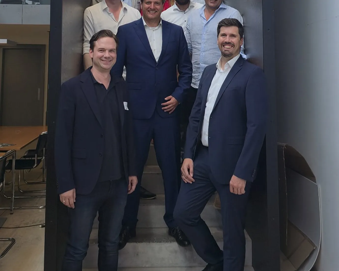 Foto von Marius Gramlich, umgeben von seinen Betreuern und Doktoratskolegen zur Feier seiner erfolgreichen Dissertation an der Universität Liechtenstein.