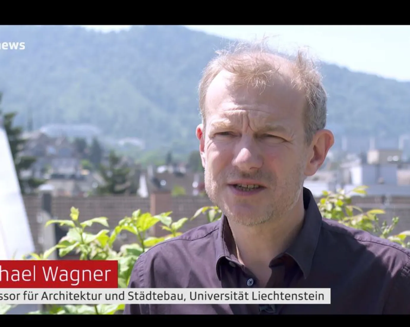 Professor Michael Wagner von der Universität Liechtenstein, der in der SRF-Sendung 10vor10 ein Statement zur Hitzeminderung im urbanen Raum und klimaangepasster Stadtentwicklung gibt.