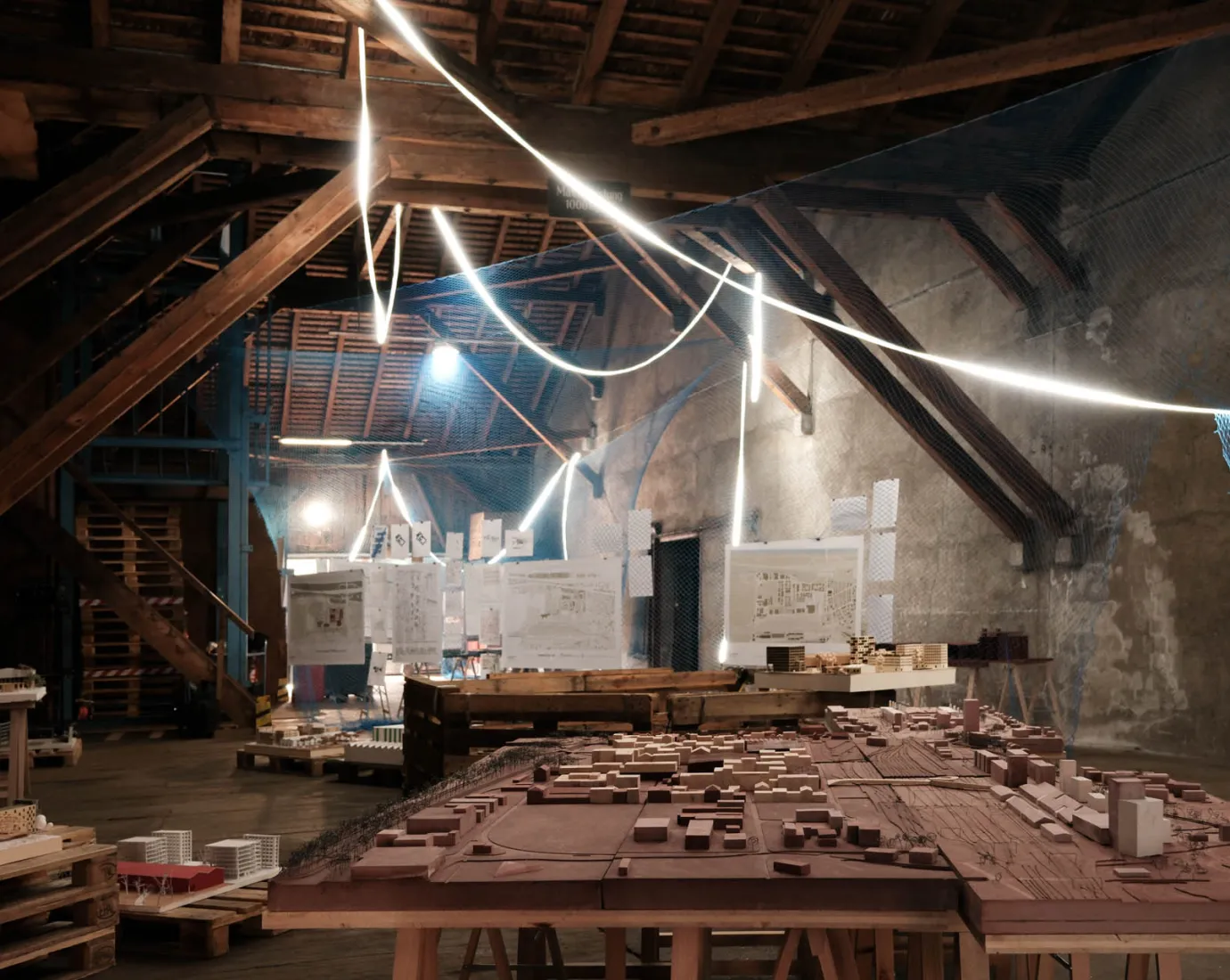 Ein Dachgeschoss mit Architekturmodellen 