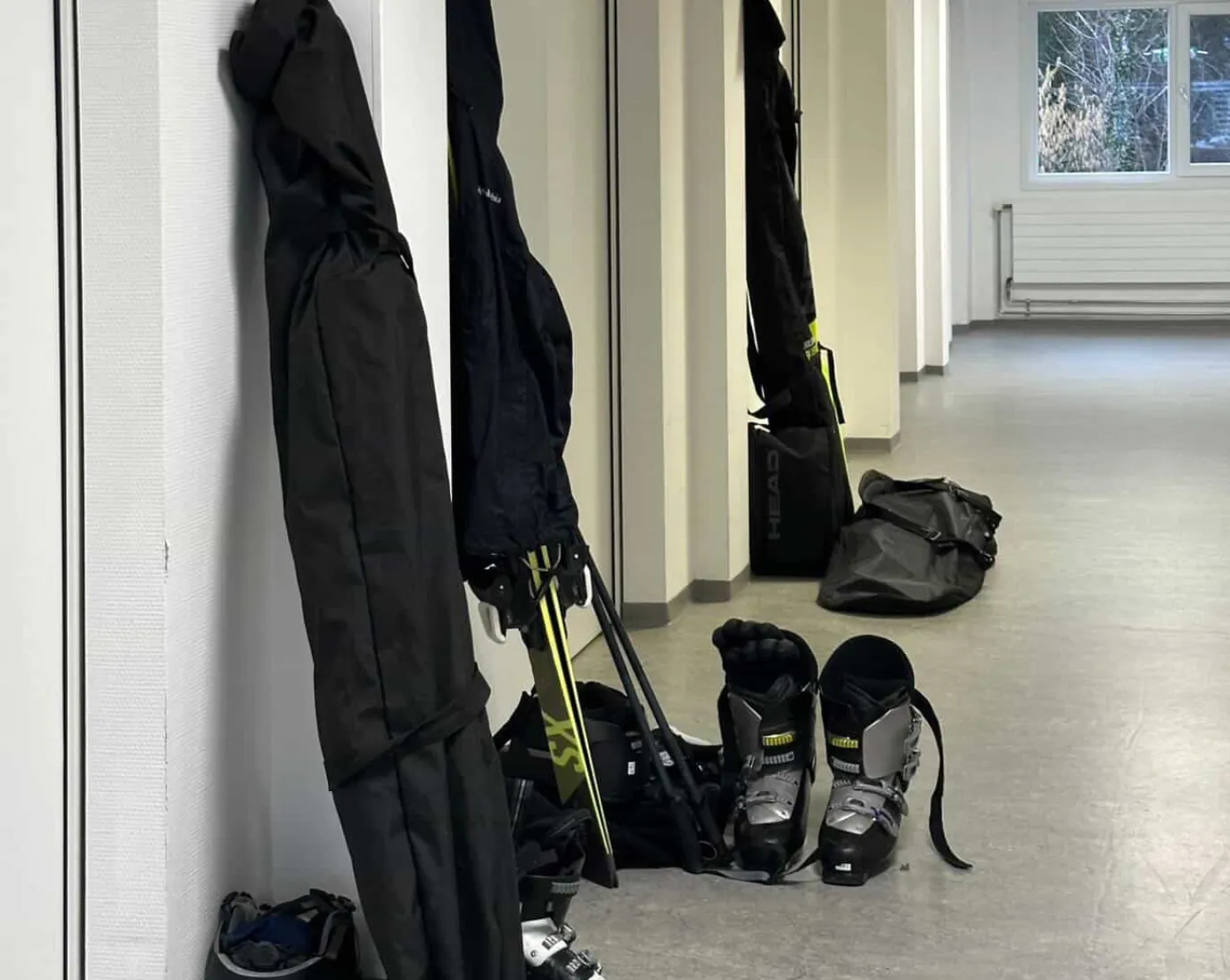 Skiausrüstung lehnt an einem Flur der Universität Liechtenstein.